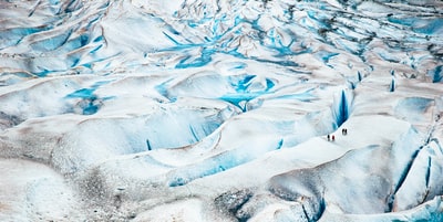 白色和青色冰川